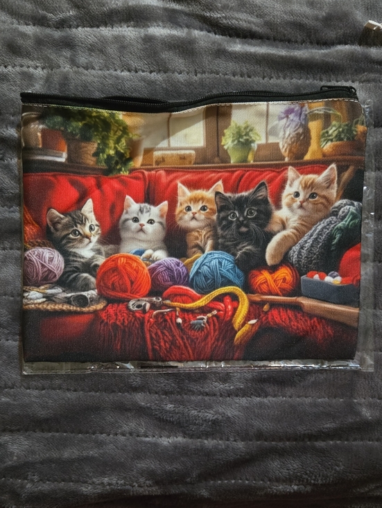 unknown brand Handbags - Canvas Zipper Pouch Featuring Cats On A Red Sofa